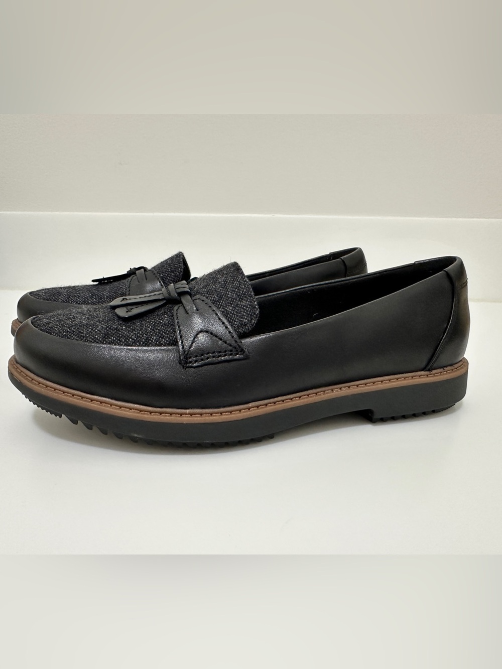 Clark’s Black Tweed & Leather Tassel Loafers - Women's 6 1/2- New - Picture 2 of 13